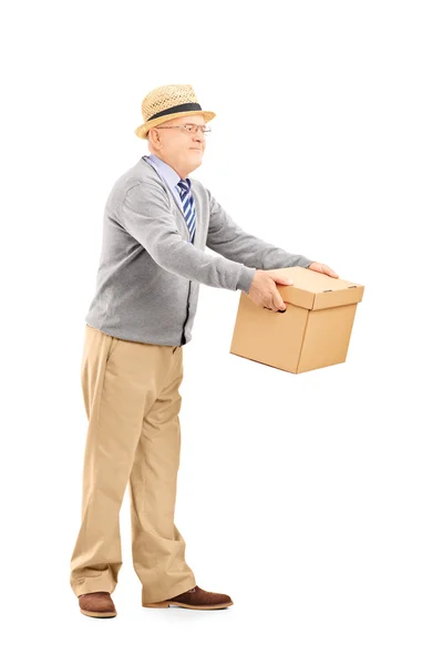 Starší muž dává box — Stock fotografie