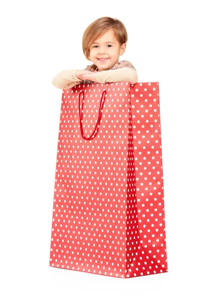 Criança em saco de compras vermelho — Fotografia de Stock