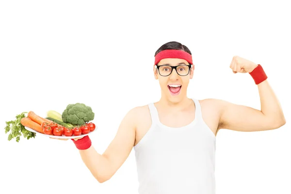 Hloupý chlap drží talíř se zeleninou — Stock fotografie