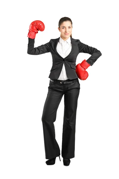 Donna d'affari con guanti da boxe in posa — Foto Stock