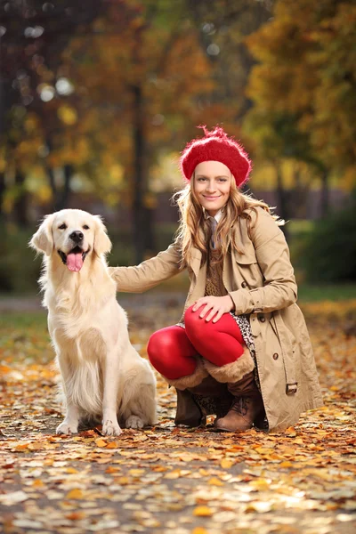 Frau posiert mit Hund — Stockfoto