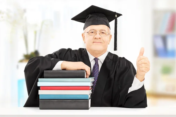 Profesor con libros haciendo gestos de felicidad —  Fotos de Stock