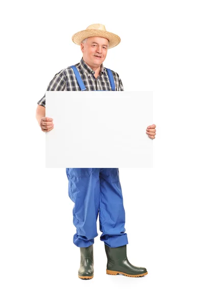 Maduro sorrindo agricultor segurando banner — Fotografia de Stock