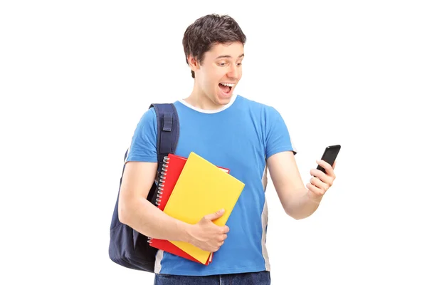 Samec studenta při pohledu na telefon — Stock fotografie