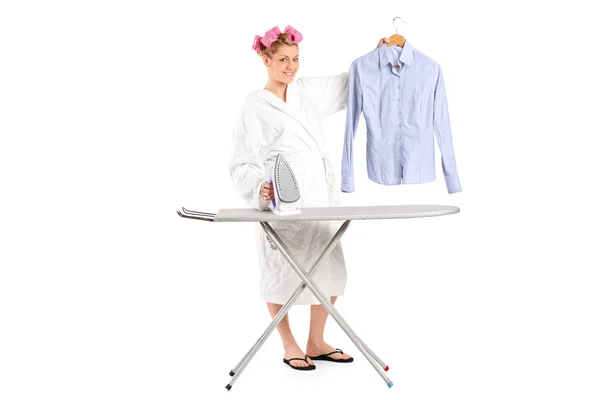 Mujer sosteniendo una camisa y una plancha — Foto de Stock