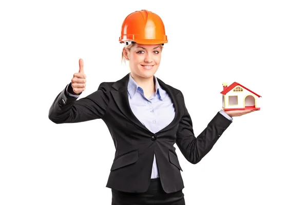 Forewoman holding casa modelo —  Fotos de Stock