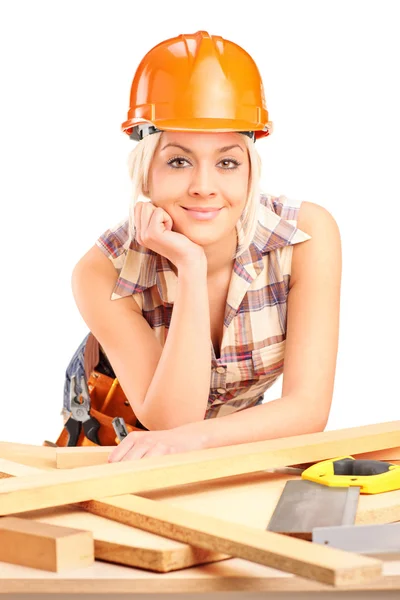 Feminino carpinteiro com capacete — Fotografia de Stock