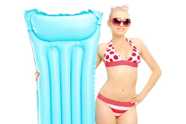 Kvinna i bikini hålla en simning madrass — Stockfoto