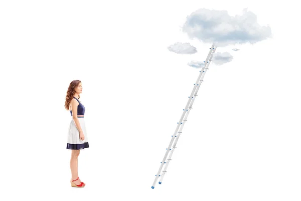 Feminino em pé na frente da escada — Fotografia de Stock
