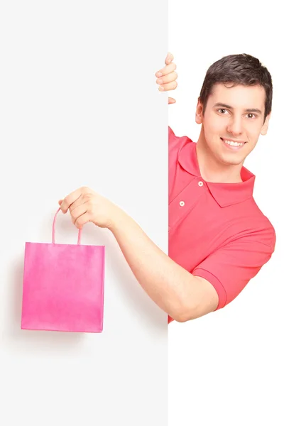Masculino segurando saco rosa — Fotografia de Stock