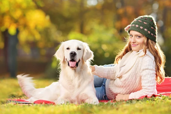 Femme couchée avec un chien — Photo