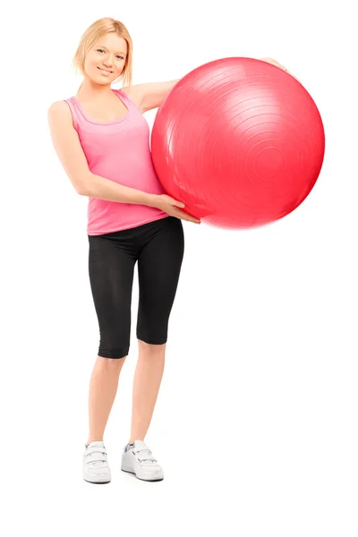 Athlète féminine tenant une balle pilates — Photo