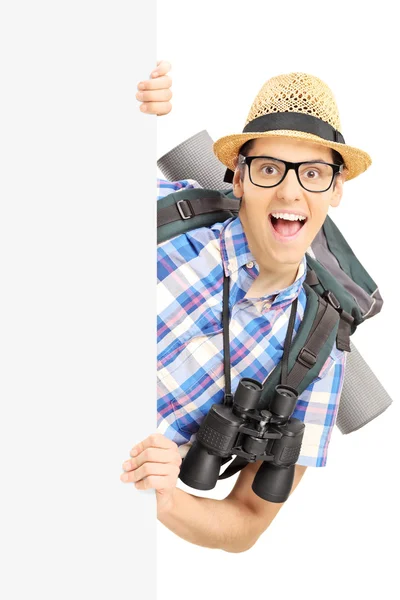 Усміхнений чоловічий турист з біноклем — стокове фото