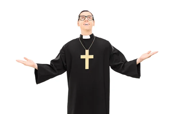 Manliga prästen tittar upp — Stockfoto