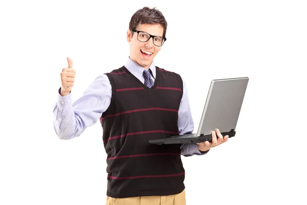 Heureux jeune homme avec ordinateur portable — Photo