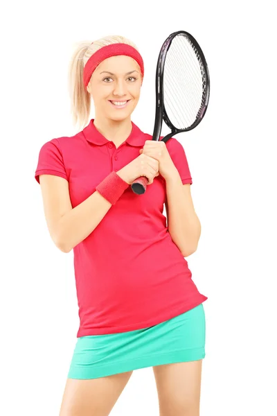 Женщина позирует с теннисной ракеткой — стоковое фото