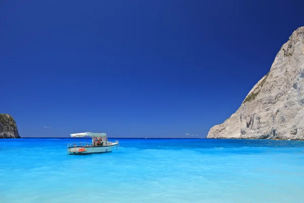 Perahu berlabuh di pantai Navagio — Stok Foto