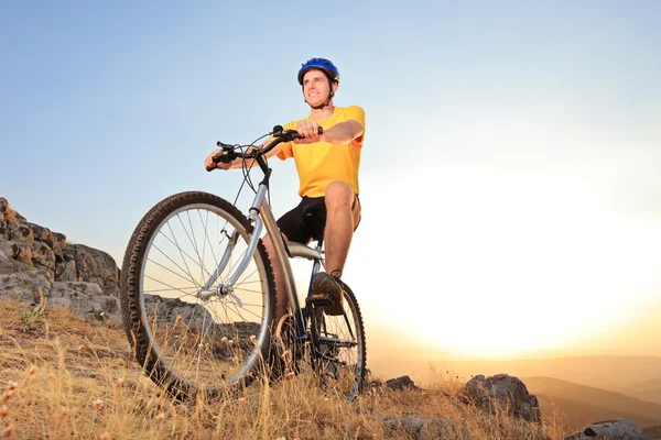 Persona montando mountiain bicicleta — Foto de Stock
