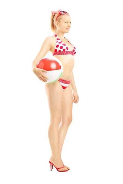 Žena v plavkách drží beach ball — Stock fotografie