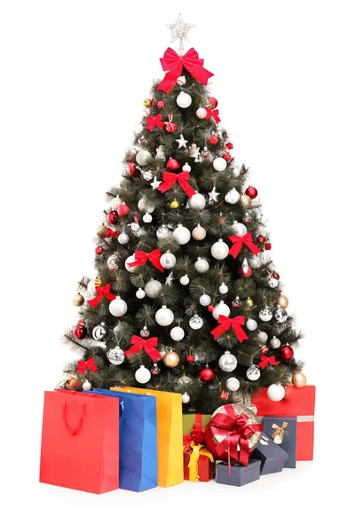 Árbol de Navidad con regalos y bolsas — Foto de Stock