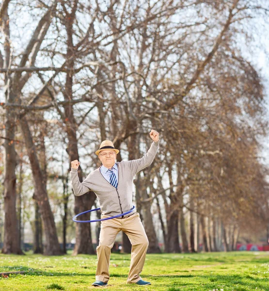 Hombre mayor haciendo un hula hoop — Foto de Stock