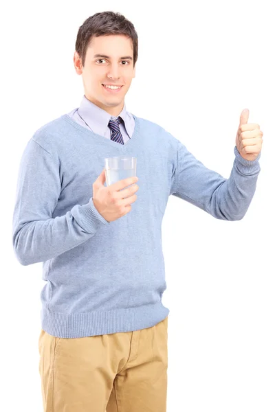 Guy segurando vidro de água — Fotografia de Stock