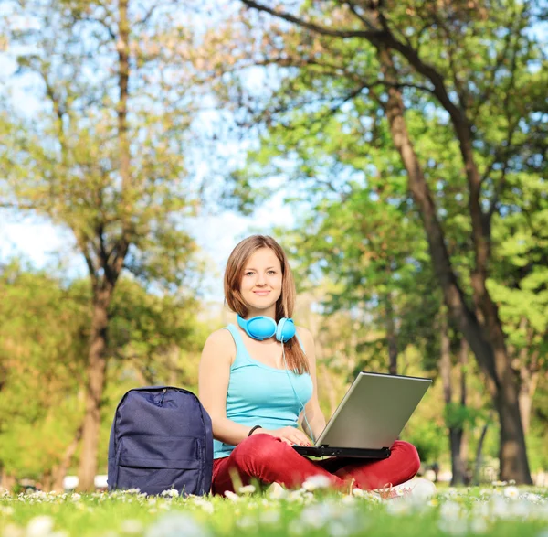 Studente donna che lavora su laptop — Foto Stock