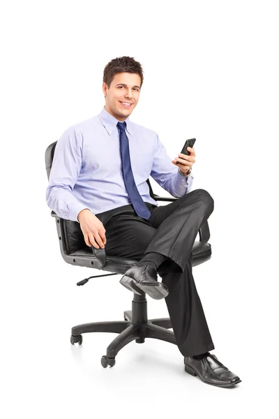 Hombre de negocios sosteniendo teléfono móvil — Foto de Stock