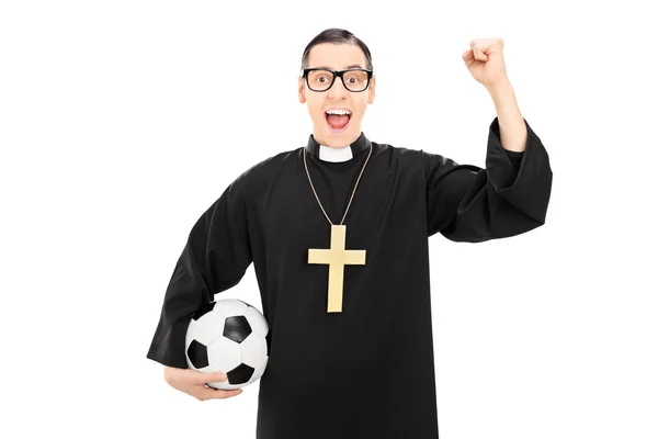 Reverendo segurando futebol e levantando punho — Fotografia de Stock