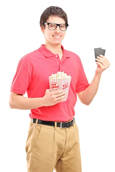 Un tizio in possesso di biglietti e popcorn — Foto Stock