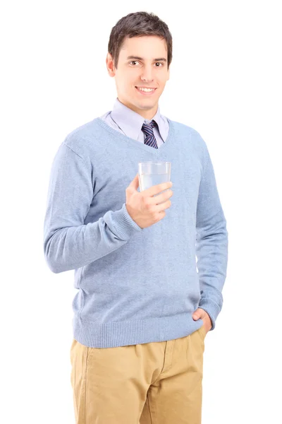 Chico sosteniendo vaso de agua — Foto de Stock