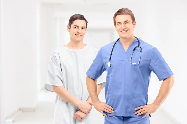 Lékař a pacient v nemocnici — Stock fotografie