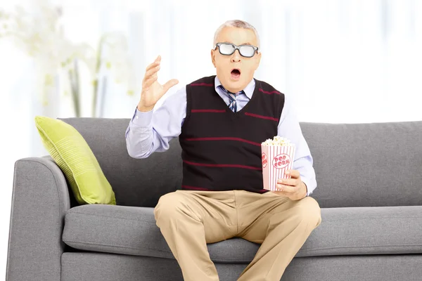 Homem idoso chocado assistindo filme — Fotografia de Stock
