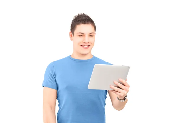 Man op zoek naar Tablet PC — Stockfoto