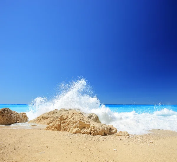 Fala morska na piaszczystej plaży — Zdjęcie stockowe