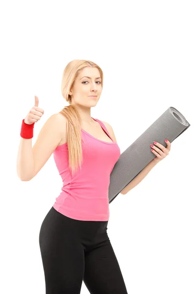 Fitness woman holding an exercising mat — Stock Photo, Image