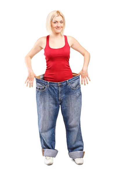 Mulher em um par de jeans de grandes dimensões — Fotografia de Stock