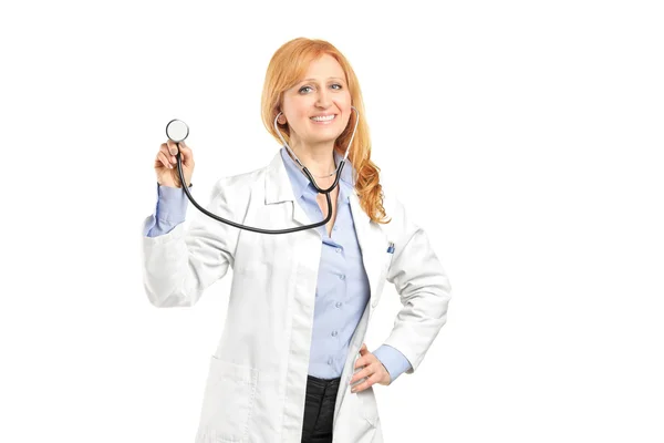 Doctora sosteniendo estetoscopio — Foto de Stock
