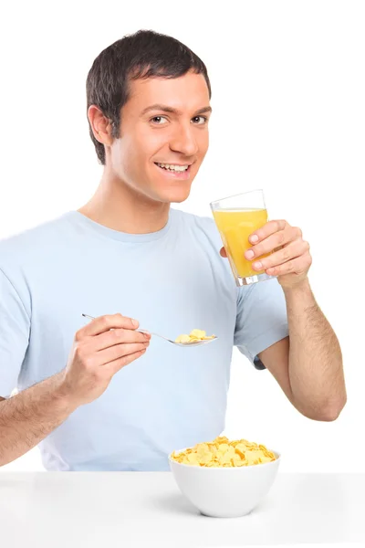 Молодой мужчина за завтраком — стоковое фото