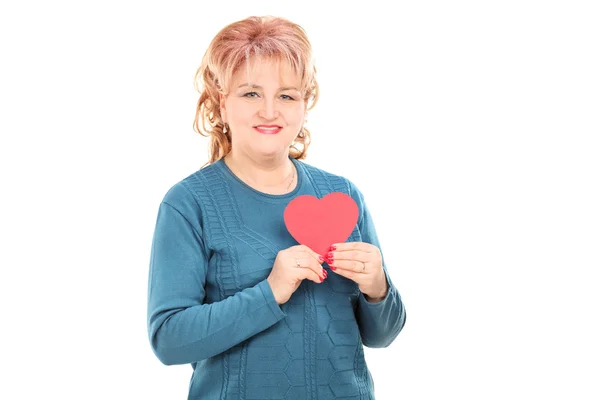 Mujer madura sosteniendo el corazón rojo — Foto de Stock