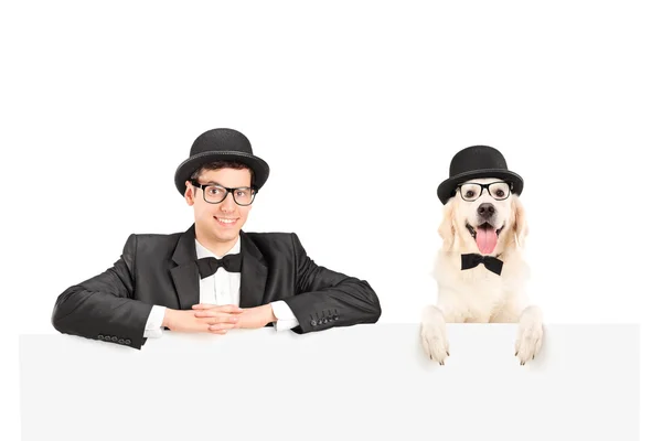 Hombre y perro con pajarita y sombreros — Foto de Stock