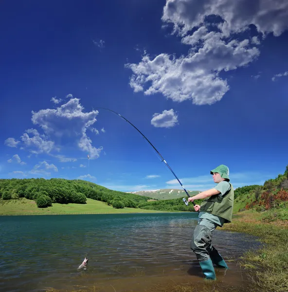 Visser visserij op lake — Stockfoto