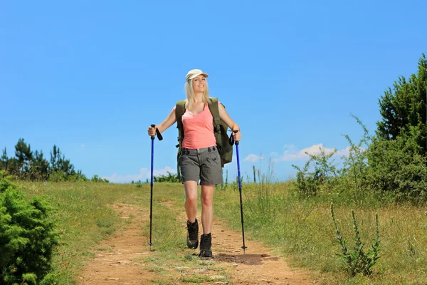 Donna con bastoni da trekking — Foto Stock
