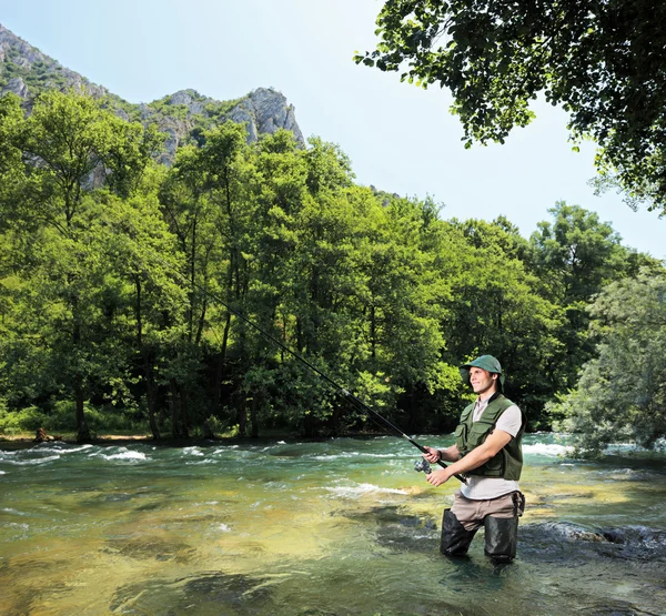 Pescador pescando en el río — Foto de Stock