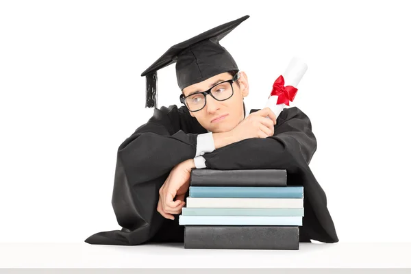 Triste estudiante sosteniendo diploma — Foto de Stock
