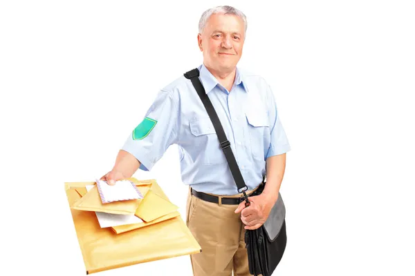 Volwassen postbode leveren van brieven — Stockfoto