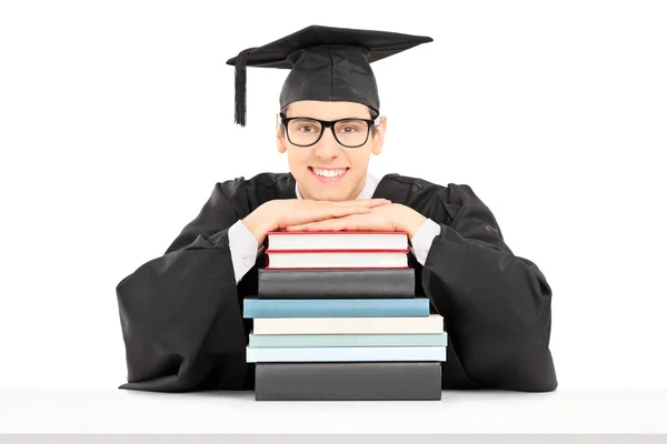 College-Absolvent hinter Bücherstapel — Stockfoto
