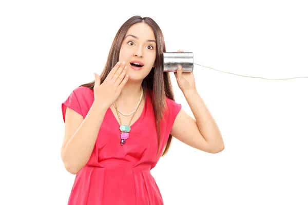 Femme entendant à travers une boîte de conserve téléphone — Photo