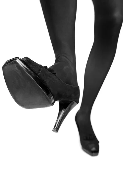 Женщина на высоких каблуках собирается ступить — стоковое фото