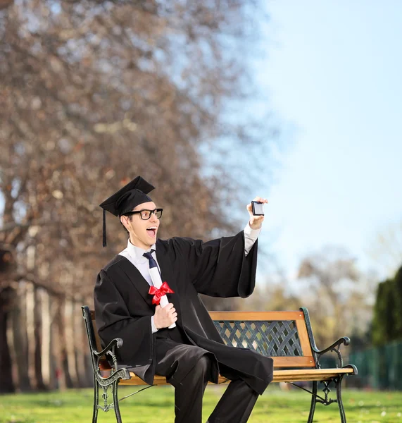 College graduate nemen selfie — Stockfoto